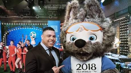 الذئب "زابيفاكا"، تميمة كأس العالم لكرة القدم 2018، مع البرازيلي رونالدو "الظاهرة" 