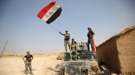 القوات الحكومية ترفع العلم العراقي على قرية الخوين المحررة جنوب الموصل
