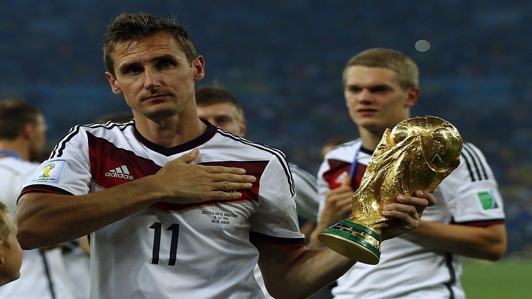 الهداف التاريخي لكأس العالم يعلن اعتزاله 
