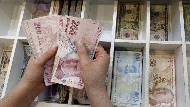 الليرة التركية تتراجع إلى مستوى قياسي منخفض 