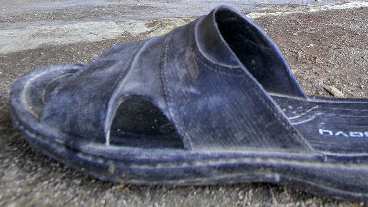 أُم تواجه السجن خمس سنوات بسبب نعالها