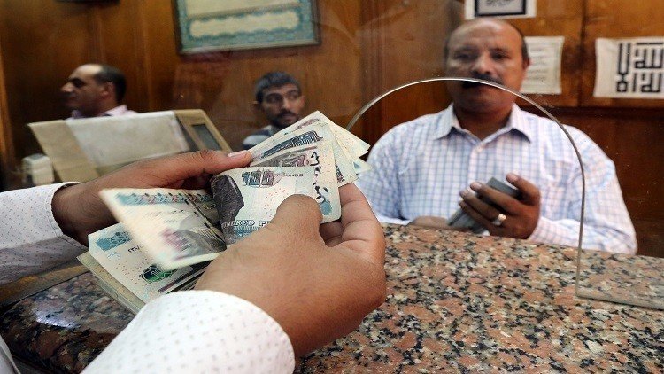 الدولار يلامس الـ18 جنيها مصريا