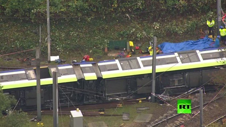 مقتل 5 أشخاص وإصابة أكثر من 50 في حادث انقلاب ترام بلندن