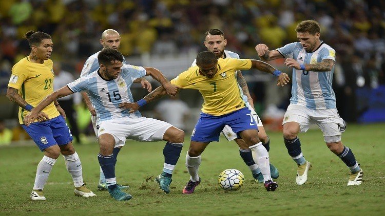 البرازيل تقسو على الأرجنتين بثلاثية في "كلاسيكو الأرض"