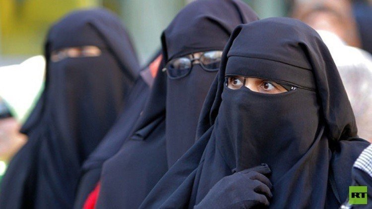 تغريم مسلمة  30 ألف يورو لرفضها خلع النقاب بمكان عام في إيطاليا