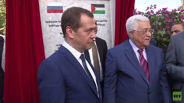 مدفيديف يشارك في افتتاح شارع باسمه في أريحا