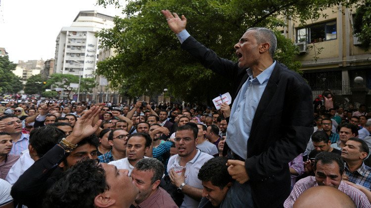 أزمة سجن نقيب الصحفيين المصريين.. بين الصدام مع الدولة ولعبة خلط الأوراق