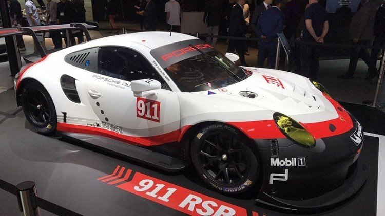 "بورش" تعرض موديل 911 الذي يؤثر بسرعته