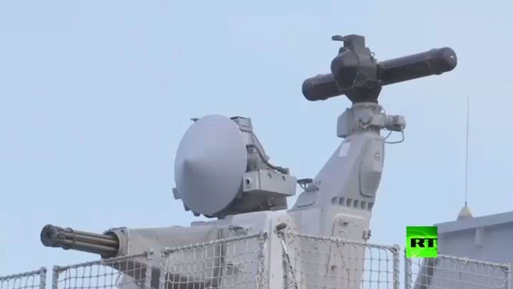 سفينة "HMS Bullwark" البريطانية الهجومية ترسو في ميناء حيفا