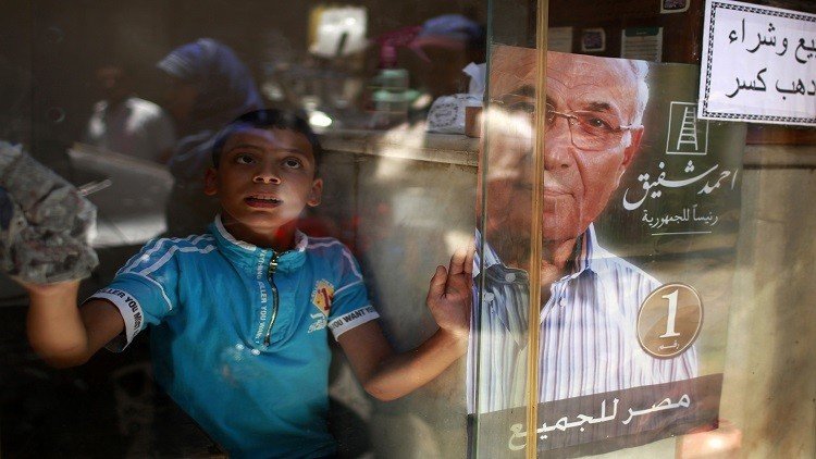 هل يعود المرشح الرئاسي السابق أحمد شفيق إلى مصر؟