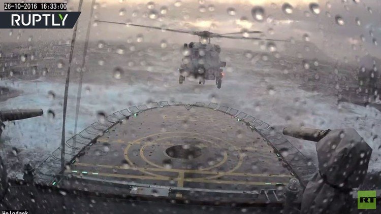 هبوط مروحية دنماركية على متن سفينة حربية في ظروف قاسية