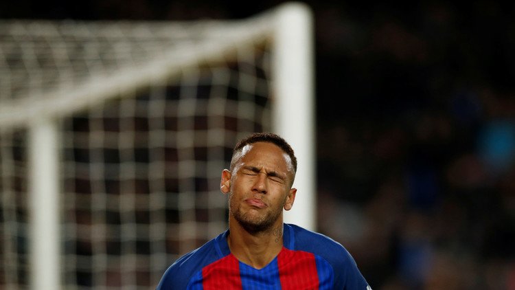 بالفيديو.. نجم برشلونة يتعرض لحادث سير !