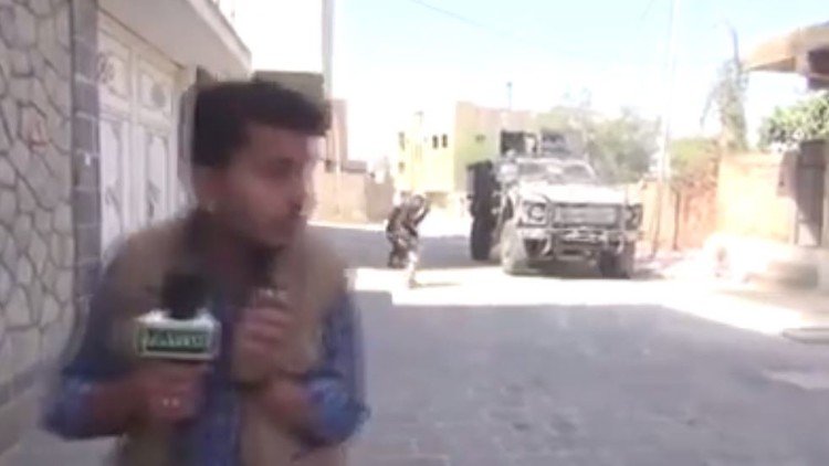 مراسل سعودي نجا من الموت بقذيفة حوثية