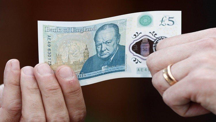 مقهى في بريطانيا يرفض التعامل بورقة الـ5 جنيهات 