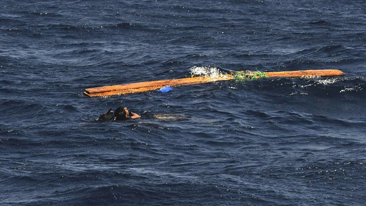 ارتفاع عدد الناجين في غرق سفينة قبالة سقطرى اليمنية إلى 35 شخصا
