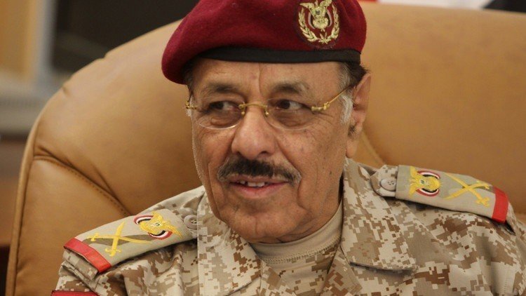 الأحمر يتهم الحوثيين بتعطيل السلام 