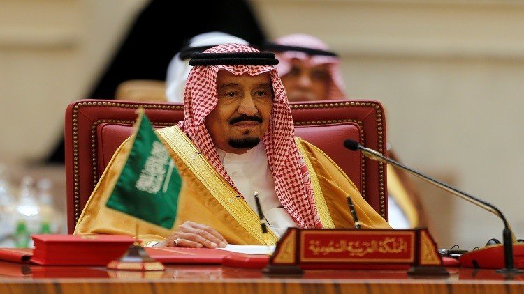الملك سلمان يتسلم الرقم الأول من العملة الجديدة (صور)