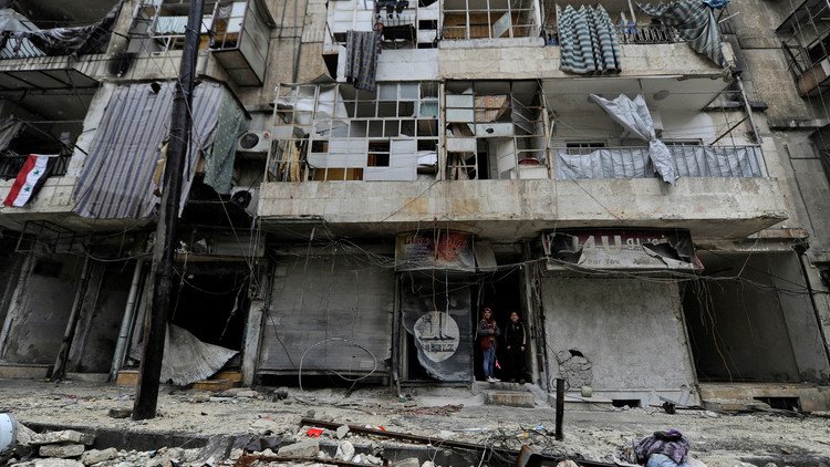 مركز حميميم: 6 آلاف مدني و360 مسلحا خرجوا من حلب في غضون 24 ساعة