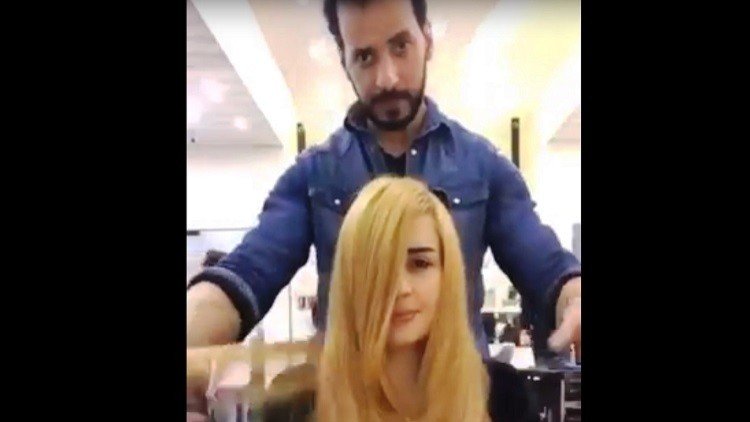 بالفيديو.. لن تصدقوا ماذا استخدم مصففٌ لصبغ شعر الفتاة