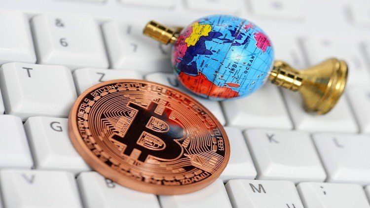 للمرة الأولى.. عملة البيتكوين تقفز إلى 905 دولارات