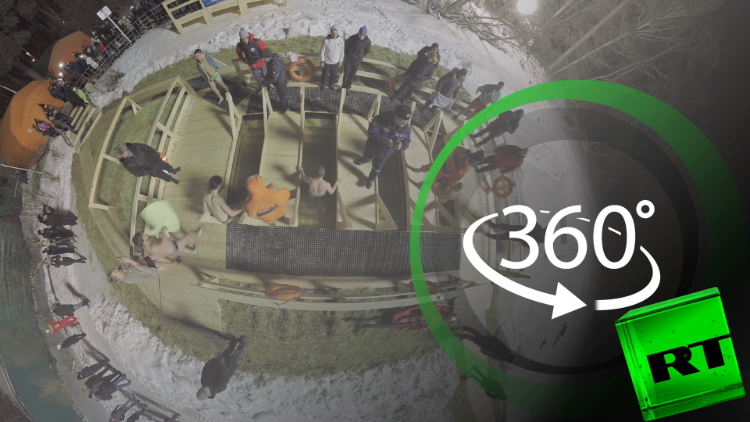 بتقنية 360 درجة.. احتفالات المسيحيين بعيد الغطاس في موسكو