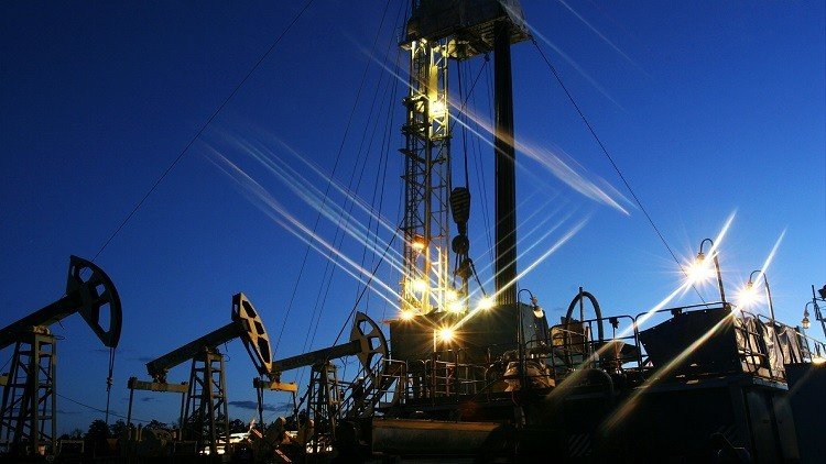 سعر برميل النفط يغلق مرتفعا بأكثر من 2%