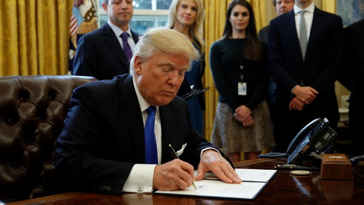 ترامب يوقع مرسوما يمنع دخول اللاجئين من دول مسلمة