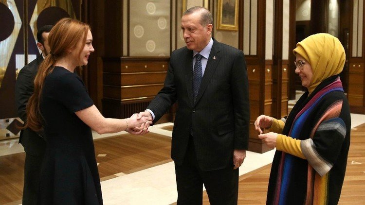 نجمة هوليوود تهدي أردوغان قلادة