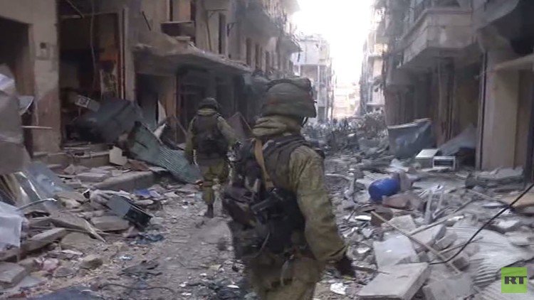 شاهد بالفيديو.. الجيش الروسي يقدم الطعام والمساعدات الإنسانية ويزيل الألغام في حلب 