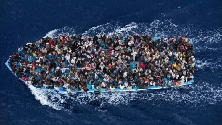 خفر السواحل الليبي يعترض 700 مهاجر في عرض البحر