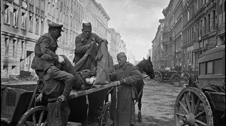نقل الجنود السوفيت المصابين إلى المستشفى - برلين - 30/04/1945