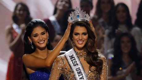 بيا وارتزاخ تضع التاج على رأس الفرنسية إيريس ميتينير التي توجت ملكة جمال الكون في الـ 30 من يناير/كانون الثاني 2017