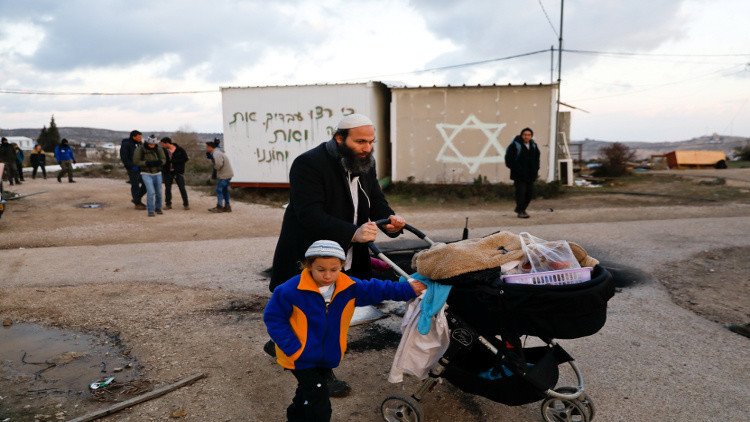 إسرائيل تنقل مستوطني "عمونا" لأرض فلسطينية محاذية
