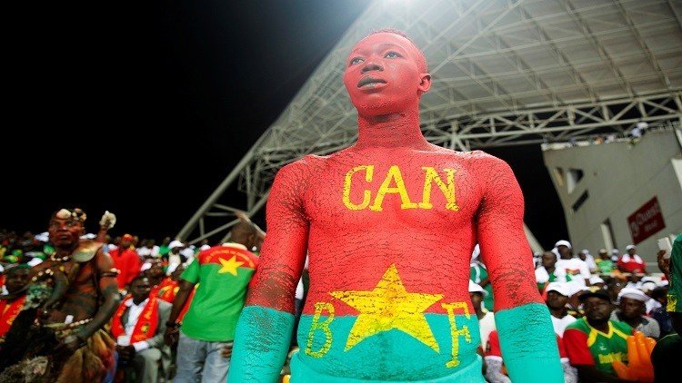 مدرجات أمم إفريقيا تتزين بألوان منتخباتها.. (فيديو)