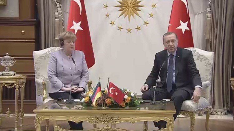 أردوغان يبحث مع ميركل الإرهاب واللاجئين