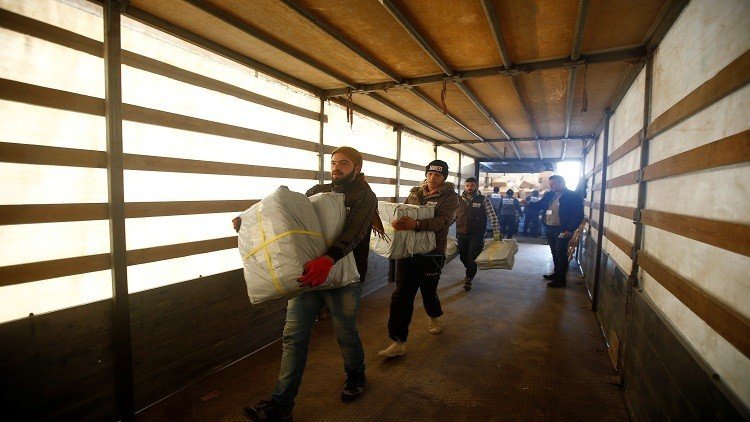"حميميم" يوزع مساعدات إنسانية روسية وأممية بسوريا