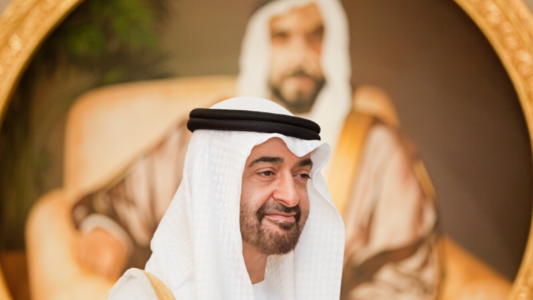 ولي عهد أبو ظبي يحتضن طفلا "يتحدى الحوثيين وصالح"