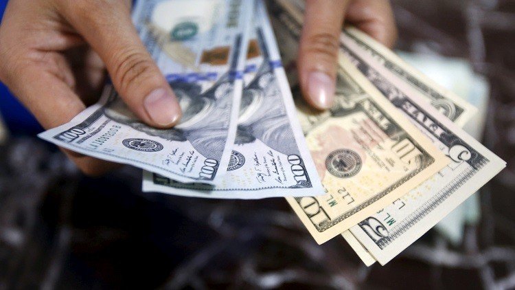 موظف روسي يحصل على  مكافأة "مظلة ذهبية" بـ 285 ألف دولار