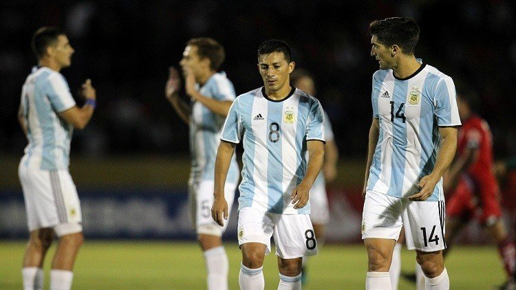فريق أرجنتيني ينسى قمصانه ويلعب بقمصان المنتخب