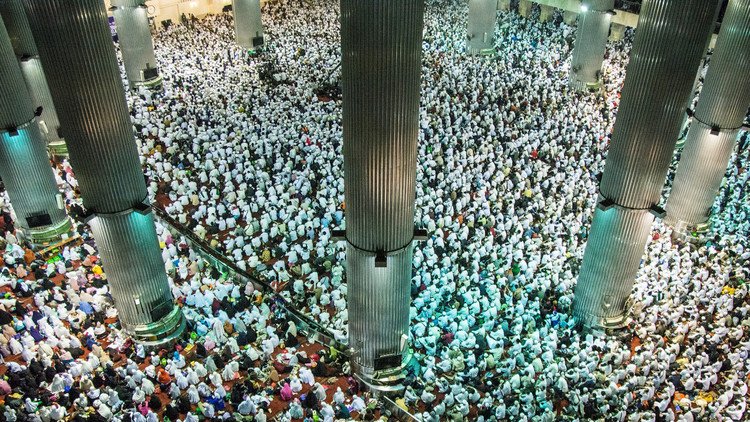 100 ألف إندونيسي يقيمون صلاة جماعية للدعوة إلى انتخاب مسلم حاكما لجاكرتا
