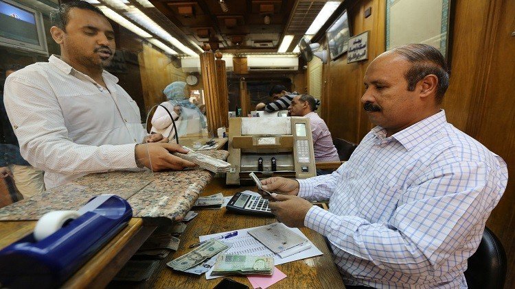 الدولار يهبط أمام الجنيه المصري