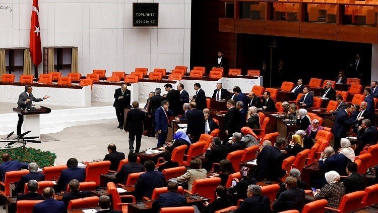 تلميحات بوقوع "حرب أهلية" تطيح بنائب تركي