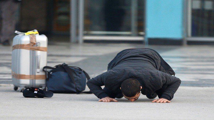 مكتب ميركل يرجح ترحيل عشرات آلاف الوافدين   