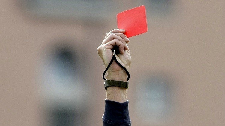 أول لاعب يطرد باستخدام "تقنية الفيديو" (فيديو)