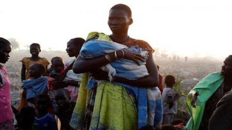 أسر من جنوب السودان تأكل الأعشاب للبقاء!