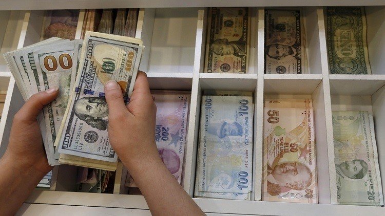 الليرة التركية تهوي أمام الدولار