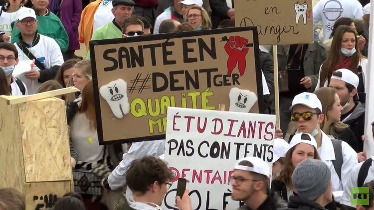 تظاهرات طلبة الطب في باريس ضد قانون جديد يفرض مزيدا من الضرائب