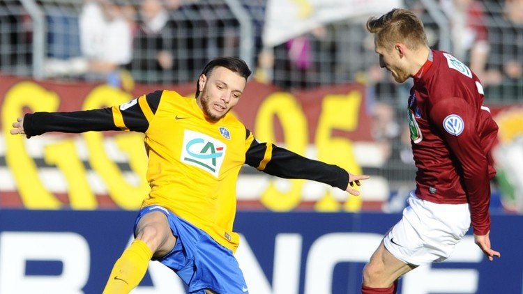مصرع لاعب جزائري بحادث تصادم مع مغنية فرنسية