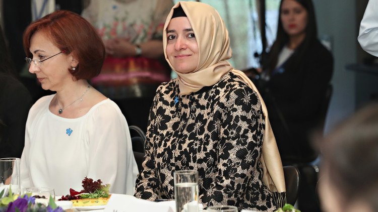 هولندا تطرد وزيرة تركية والأخيرة تصف ذلك بالممارسة الفاشية