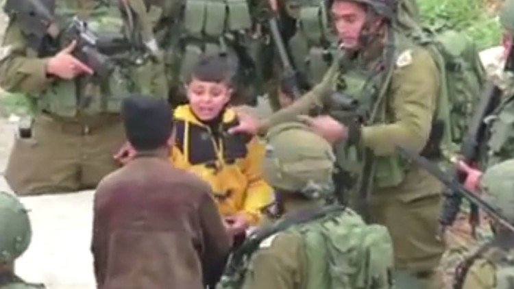 جنود إسرائيليون ينكلون بطفل فلسطيني